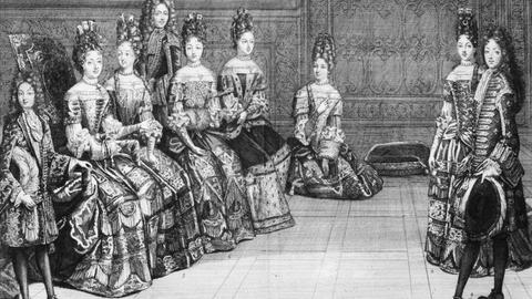 Liselotte von der Pfalz  (links im Bild) am Hof mit ihren Kindern. Kupferstich von 1696.
