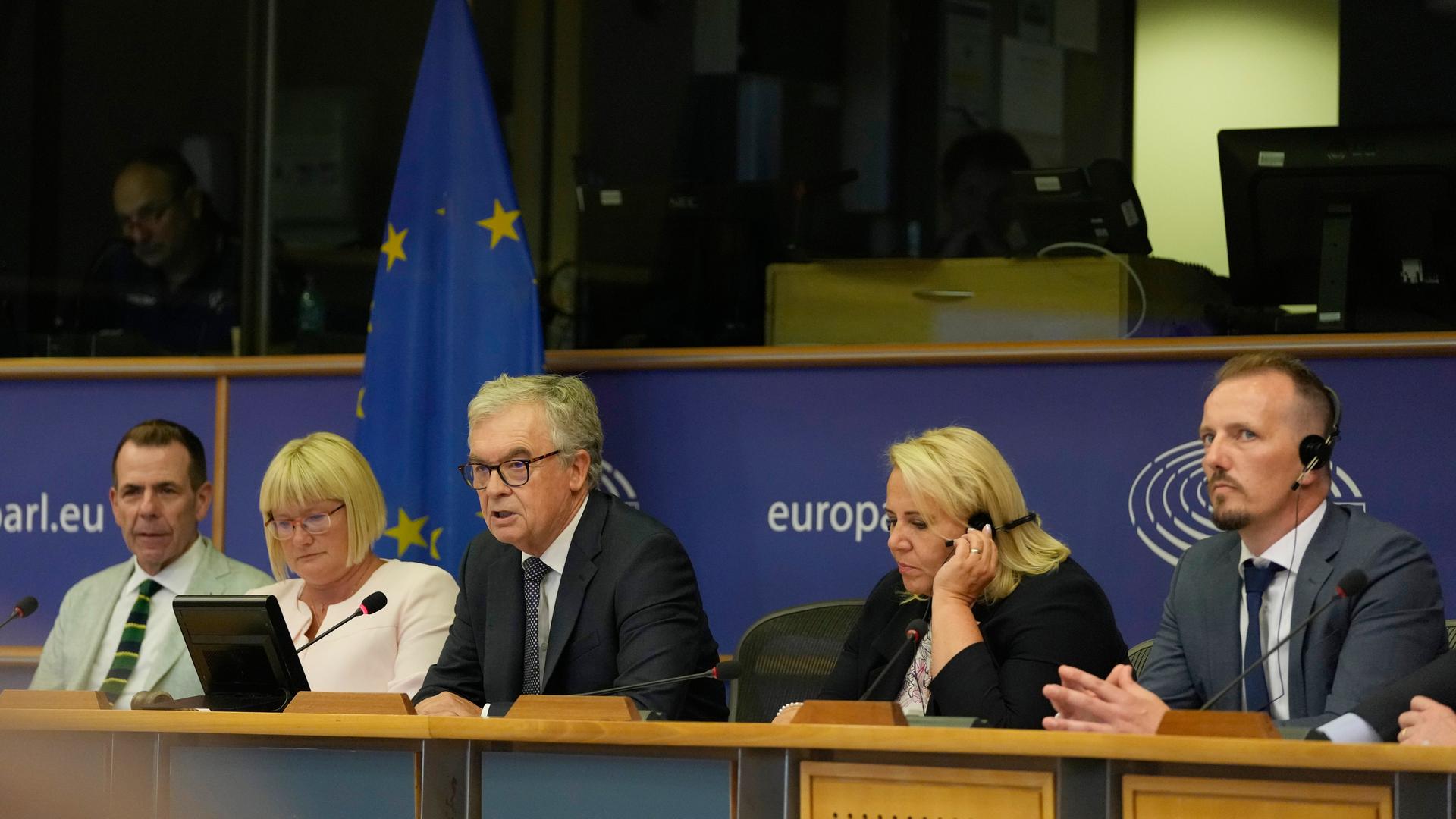 Der französische Politiker Jean-Paul Garraud (Mitte) spricht während einer Pressekonferenz im Europäischen Parlament. Führende Vertreter rechter Parteien aus Ungarn und Frankreich trafen sich mit Verbündeten aus Österreich, Belgien, der Tschechischen Republik, den Niederlanden, Portugal und Spanien, um die Bildung einer neuen Fraktion im Europäischen Parlament, den selbsternannten "Patrioten für Europa", zu besprechen.