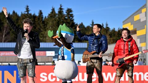 Die Band "Dorfrocker" aus Unterfranken: die Brüder Markus, Philipp und Tobias Thomann bei einem Konzert bei der Biathlon-WM in Oberhof