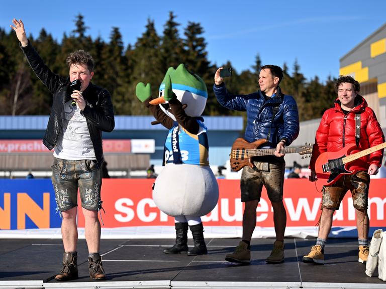 Die Band "Dorfrocker" aus Unterfranken: die Brüder Markus, Philipp und Tobias Thomann bei einem Konzert bei der Biathlon-WM in Oberhof