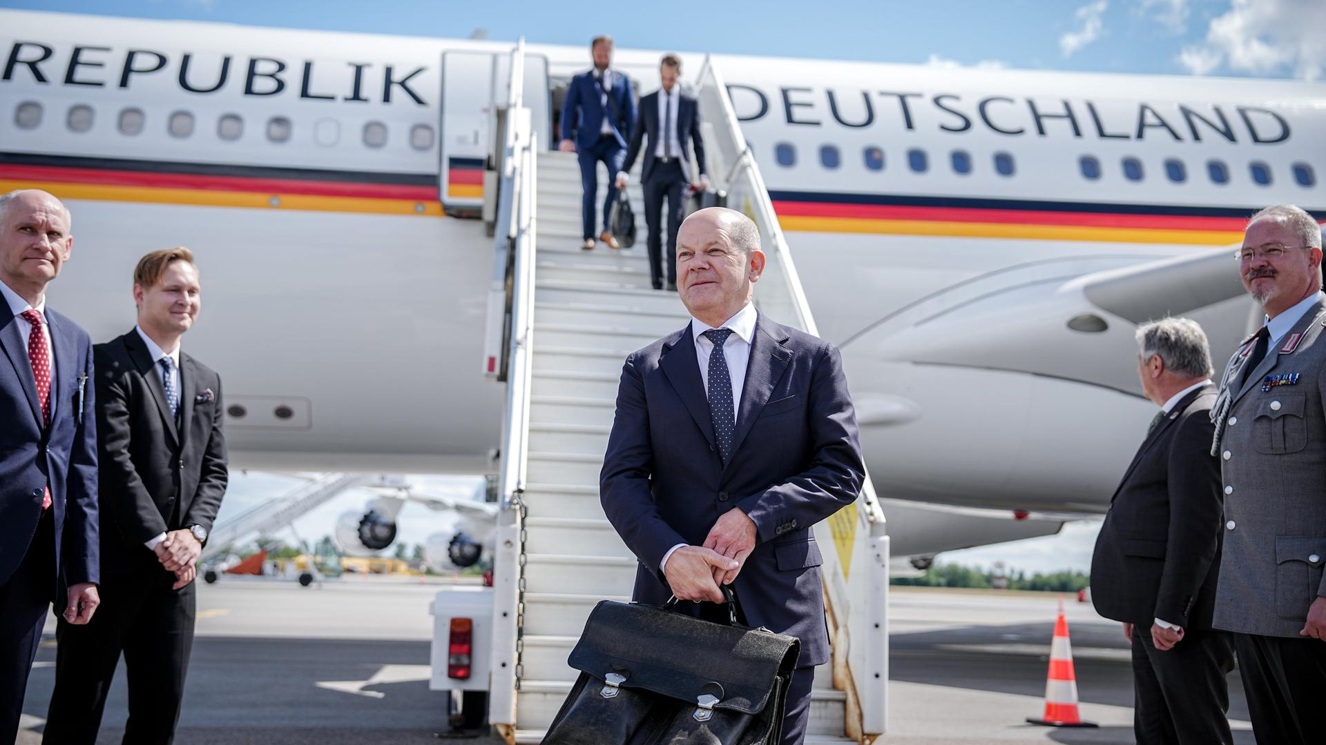 Bundeskanzler Olaf Scholz (SPD) kommt auf dem internationalen Flughafen von Vilnius zum NATO-Gipfel an. Bundeskanzler Olaf Scholz (SPD) kommt auf dem internationalen Flughafen von Vilnius zum NATO-Gipfel an.