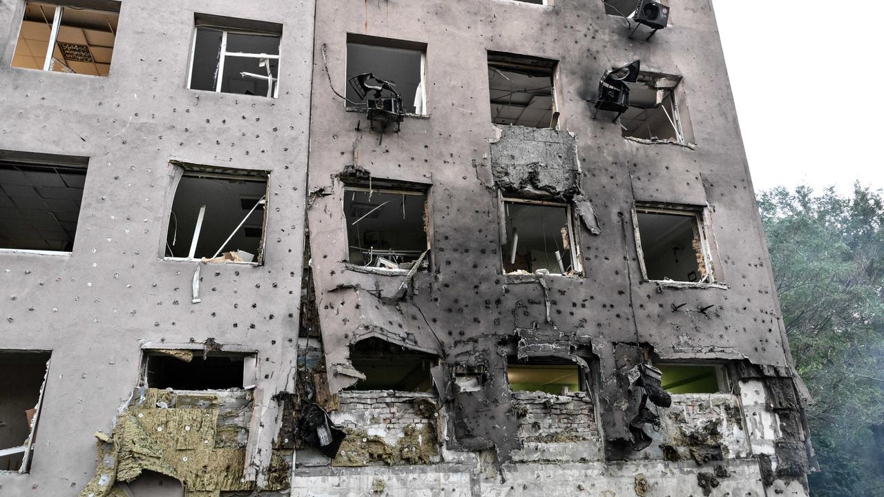 Blick auf eine Gebäudefront im ukrainischen Saporischja, die durch einen russischen Drohnenangriff stark beschädigt wurde. Blick auf eine Gebäudefront im ukrainischen Saporischja, die durch einen russischen Drohnenangriff stark beschädigt wurde.