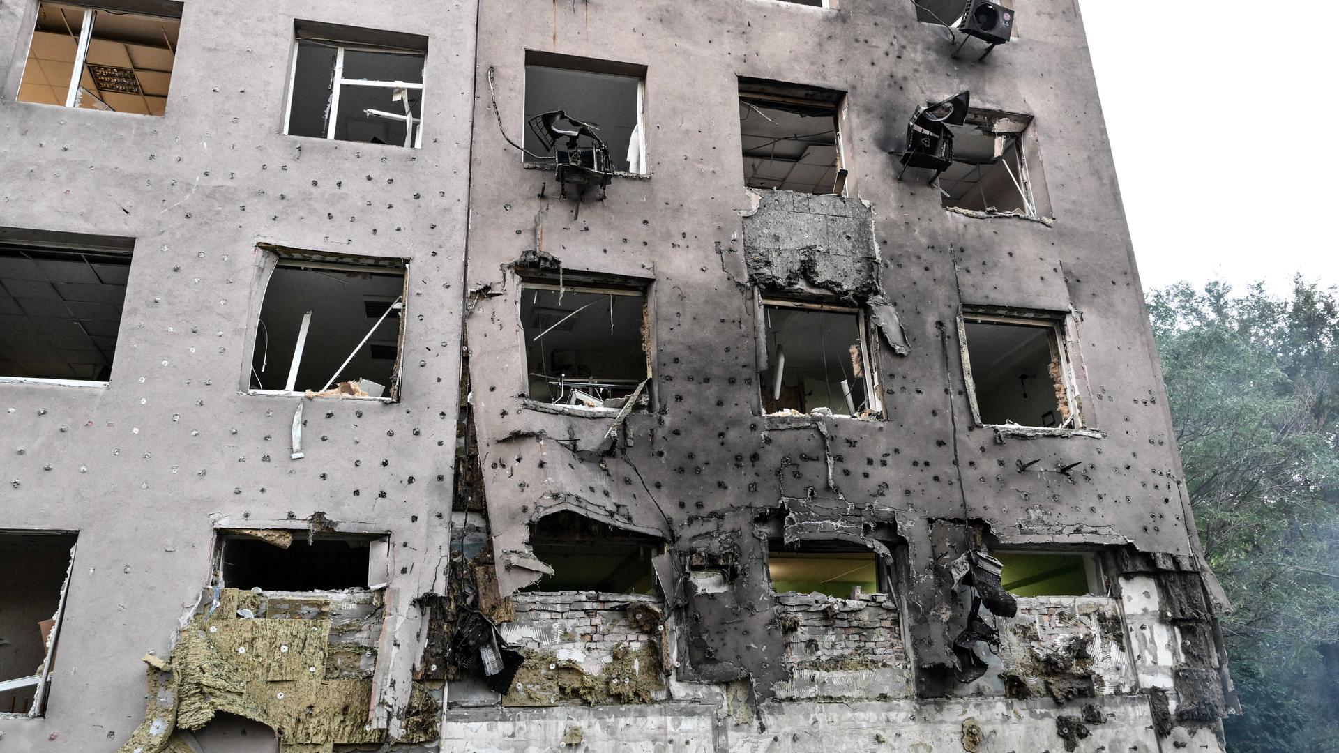 Blick auf eine Gebäudefront im ukrainischen Saporischja, die durch einen russischen Drohnenangriff stark beschädigt wurde. Blick auf eine Gebäudefront im ukrainischen Saporischja, die durch einen russischen Drohnenangriff stark beschädigt wurde.