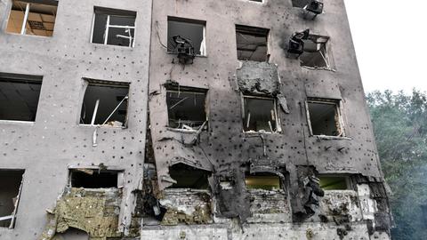 Blick auf eine Gebäudefront im ukrainischen Saporischja, die durch einen russischen Drohnenangriff stark beschädigt wurde.