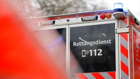 Die Rückseite eines Rettungswagen mit der Aufschrift: Rettungsdienst 112.