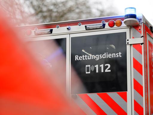 Die Rückseite eines Rettungswagen mit der Aufschrift: Rettungsdienst 112.