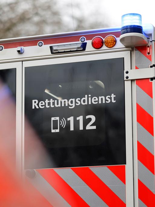 Die Rückseite eines Rettungswagen mit der Aufschrift: Rettungsdienst 112.