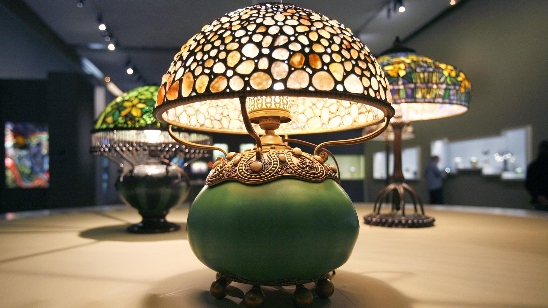 Technisch und ästhetisch revolutionäre Glaskunst: Lampen, geschaffen von Louis Comfort Tiffany, ausgestellt 2009 im Musee Luxembourg.