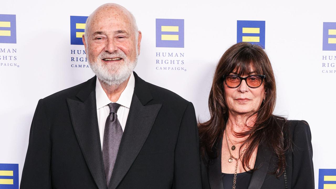 Rob Reiner und seine Frau Michele Singer Reiner posieren bei der Ankunft bei einem Dinner in Los Angeles für die Fotografen.