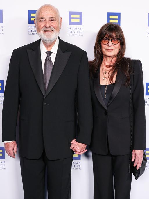 Rob Reiner und seine Frau Michele Singer Reiner posieren bei der Ankunft bei einem Dinner in Los Angeles für die Fotografen.