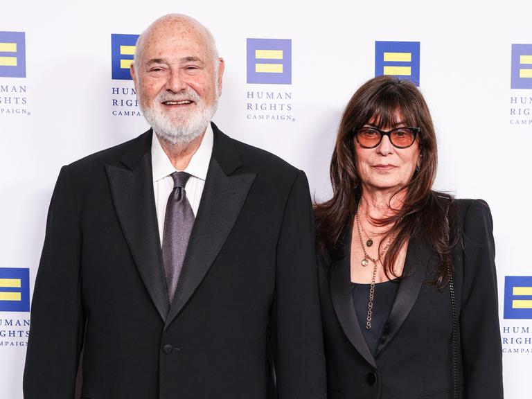 Rob Reiner und seine Frau Michele Singer Reiner posieren bei der Ankunft bei einem Dinner in Los Angeles für die Fotografen.