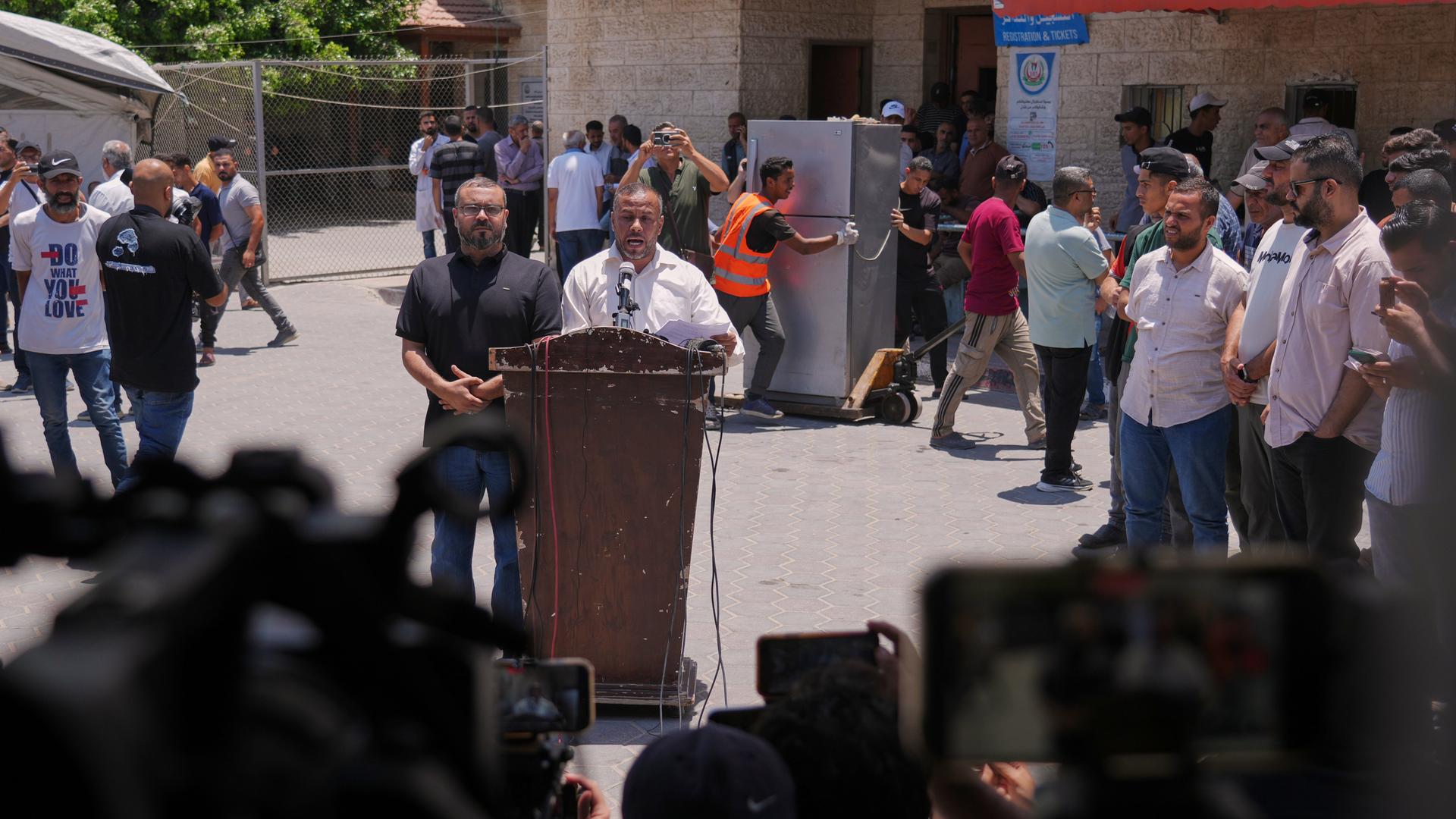 Auf einer Pressekonferenz kündigt die Hamas die Rückgabe der Regierungsaufgaben an. Auf einer Pressekonferenz kündigt die Hamas die Rückgabe der Regierungsaufgaben an.