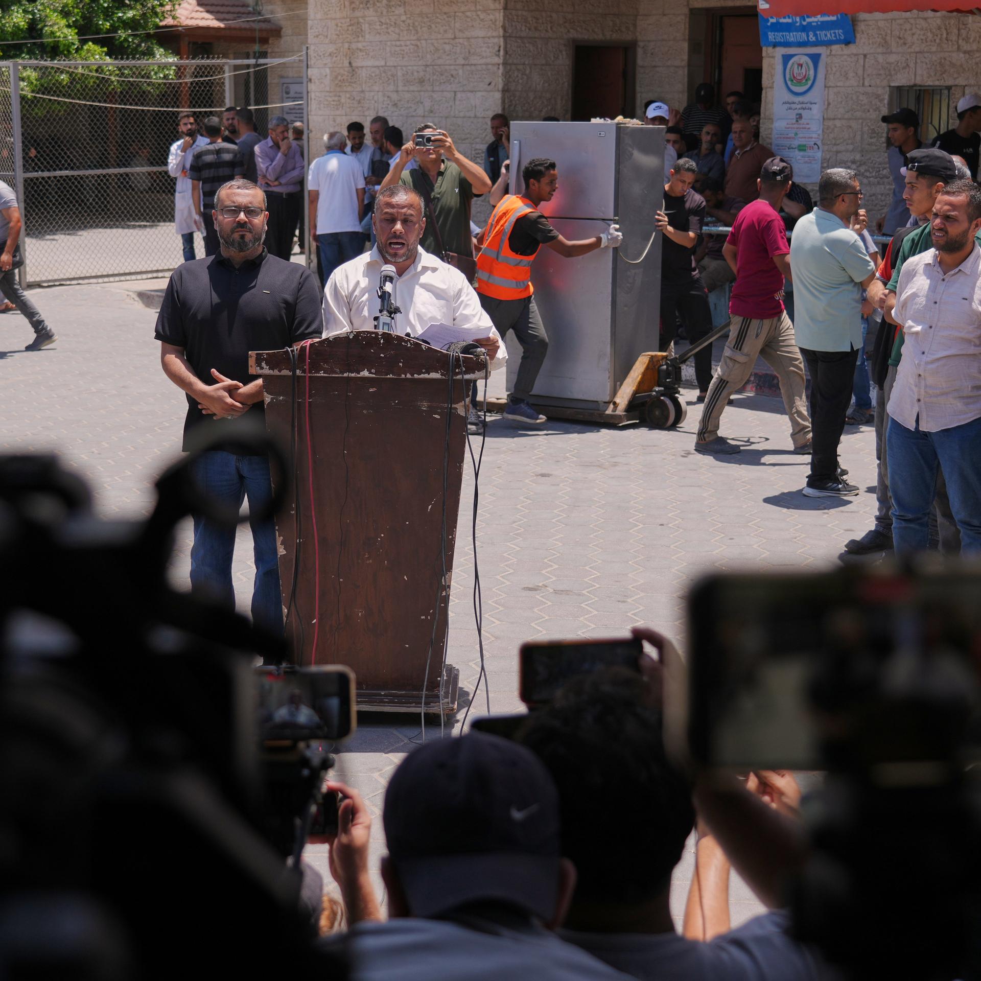 Auf einer Pressekonferenz kündigt die Hamas die Rückgabe der Regierungsaufgaben an.
