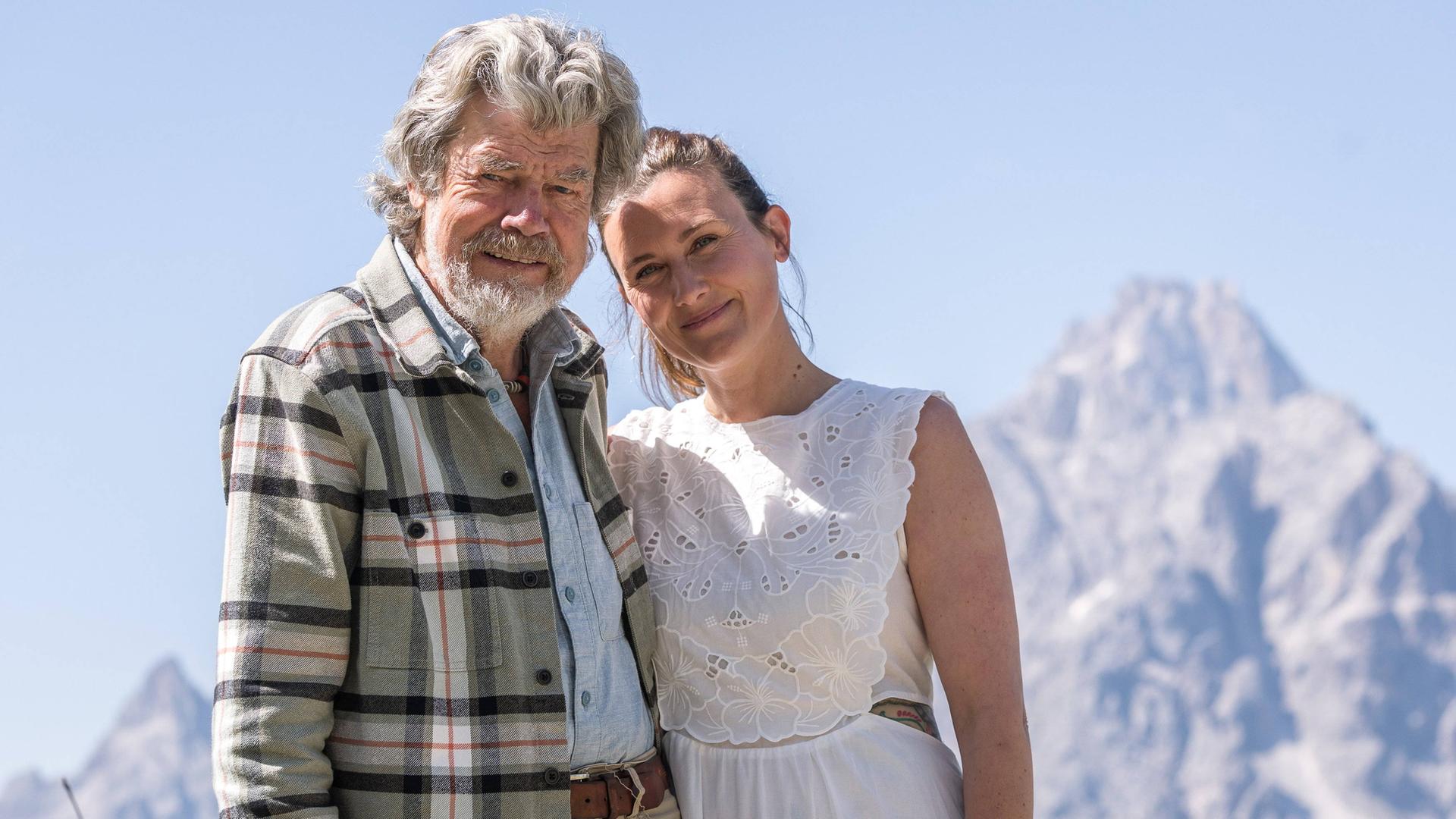 Reinhold und Diane Messner vor Alpenkulisse während einer Medienveranstaltung zur Eröffnung des Reinhold-Messner-Hauses im Helmjet in Sexten, Österreich