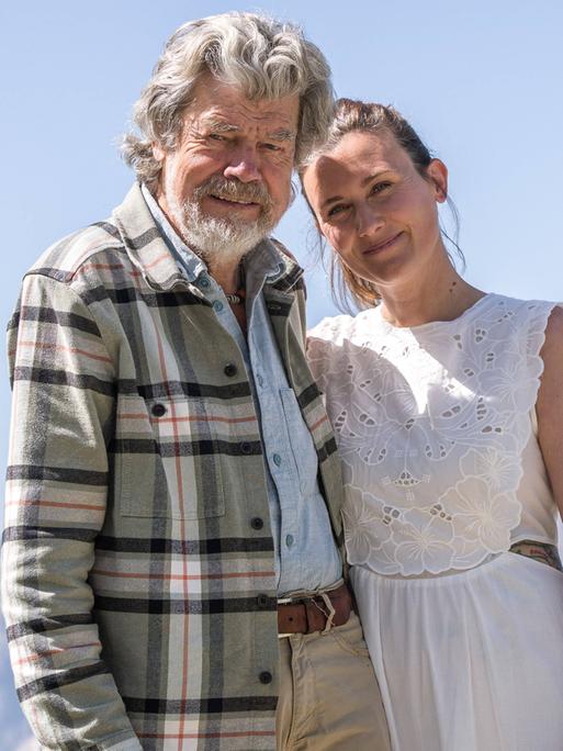 Reinhold und Diane Messner vor Alpenkulisse während einer Medienveranstaltung zur Eröffnung des Reinhold-Messner-Hauses im Helmjet in Sexten, Österreich Reinhold und Diane Messner vor Alpenkulisse während einer Medienveranstaltung zur Eröffnung des Reinhold-Messner-Hauses im Helmjet in Sexten, Österreich