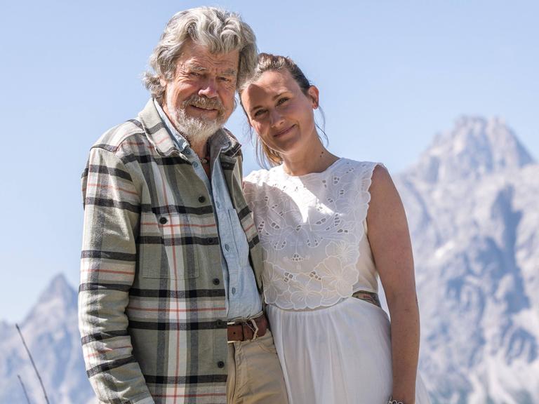 Reinhold und Diane Messner vor Alpenkulisse während einer Medienveranstaltung zur Eröffnung des Reinhold-Messner-Hauses im Helmjet in Sexten, Österreich Reinhold und Diane Messner vor Alpenkulisse während einer Medienveranstaltung zur Eröffnung des Reinhold-Messner-Hauses im Helmjet in Sexten, Österreich