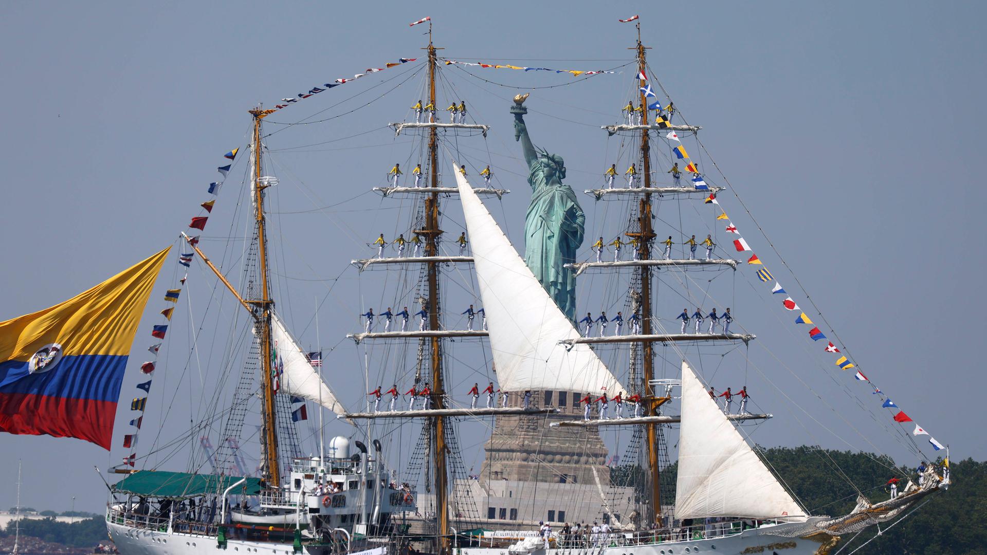 250. Unabhängigkeitstag der USA: Ein Schiff segelt bei einer Windjammerparade im New Yorker Hafen an der Freiheitsstatue entlang. 250. Unabhängigkeitstag der USA: Ein Schiff segelt bei einer Windjammerparade im New Yorker Hafen an der Freiheitsstatue entlang.