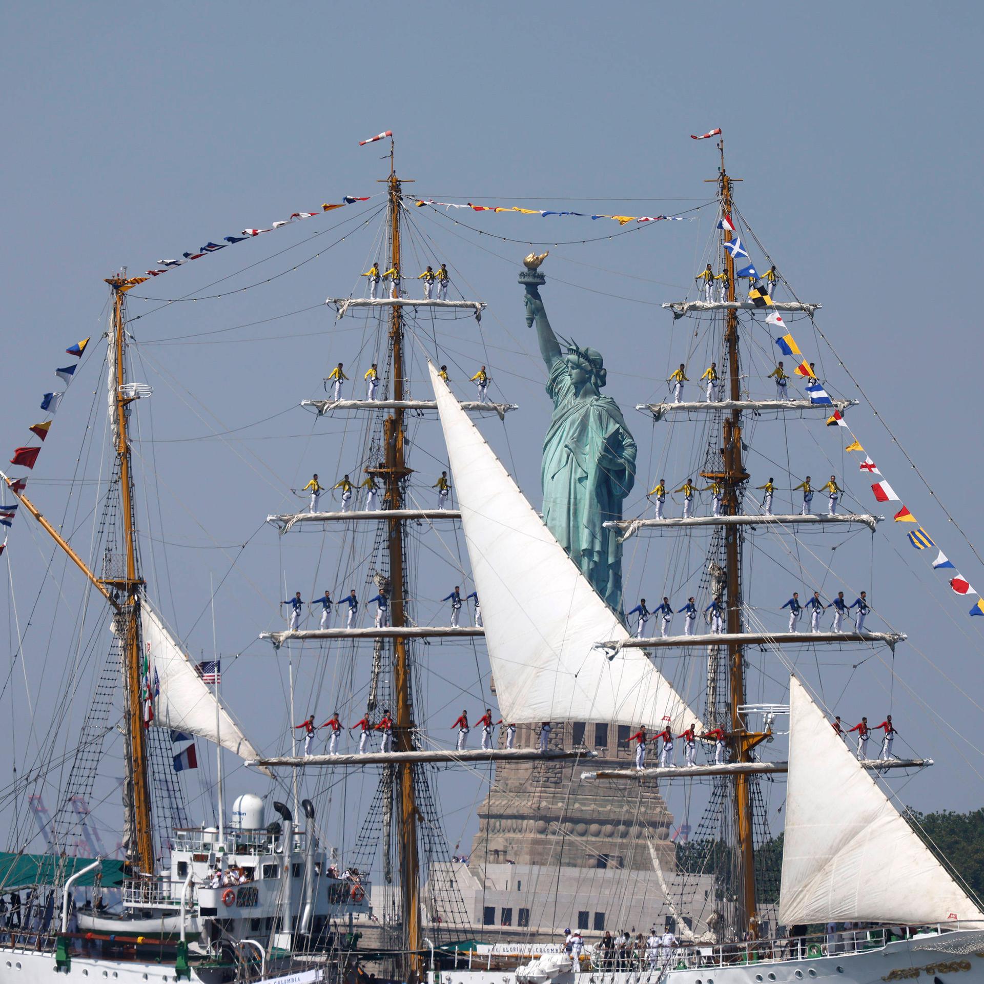 250. Unabhängigkeitstag der USA: Ein Schiff segelt bei einer Windjammerparade im New Yorker Hafen an der Freiheitsstatue entlang.  