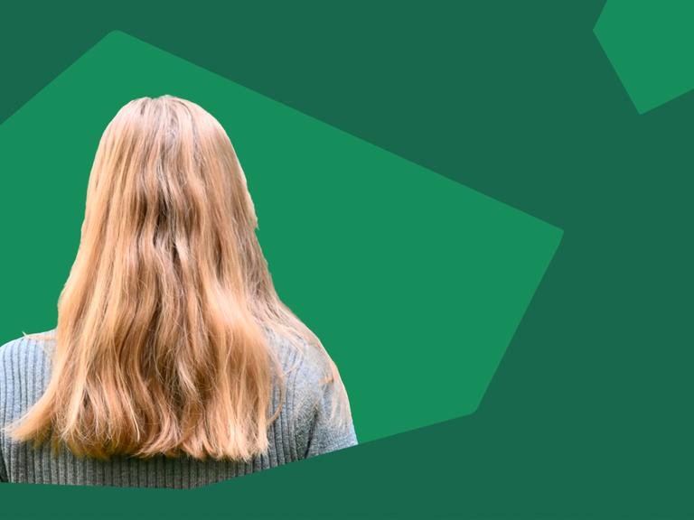 Rückenansicht einer jungen Frau