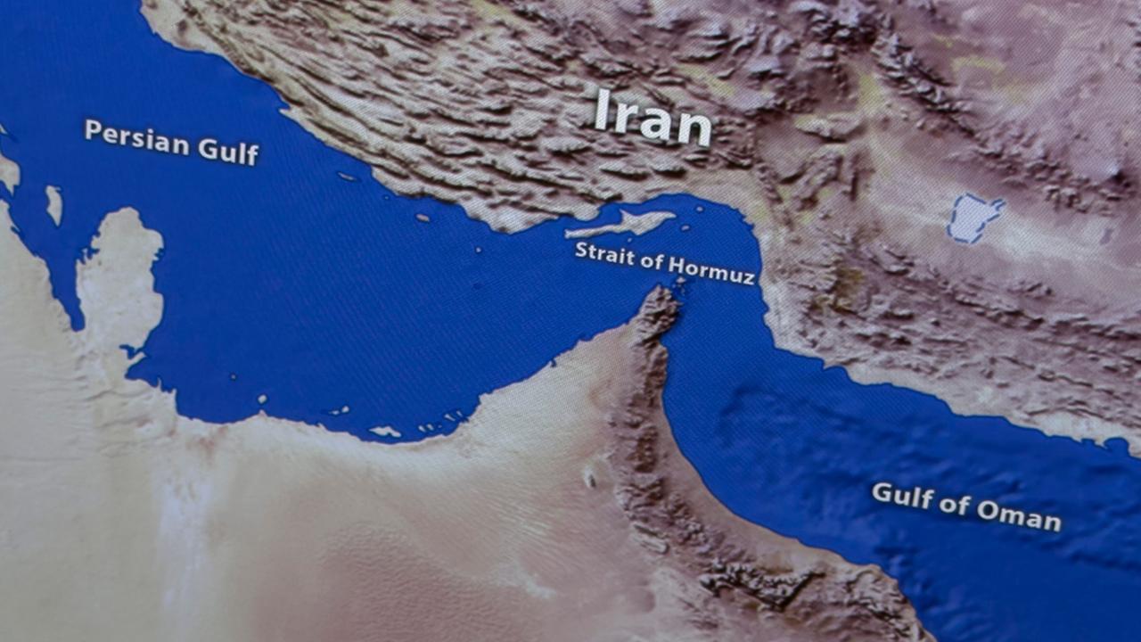 Eine Karte zeigt die Straße von Hormuz, eine Meerenge südlich des Irans
