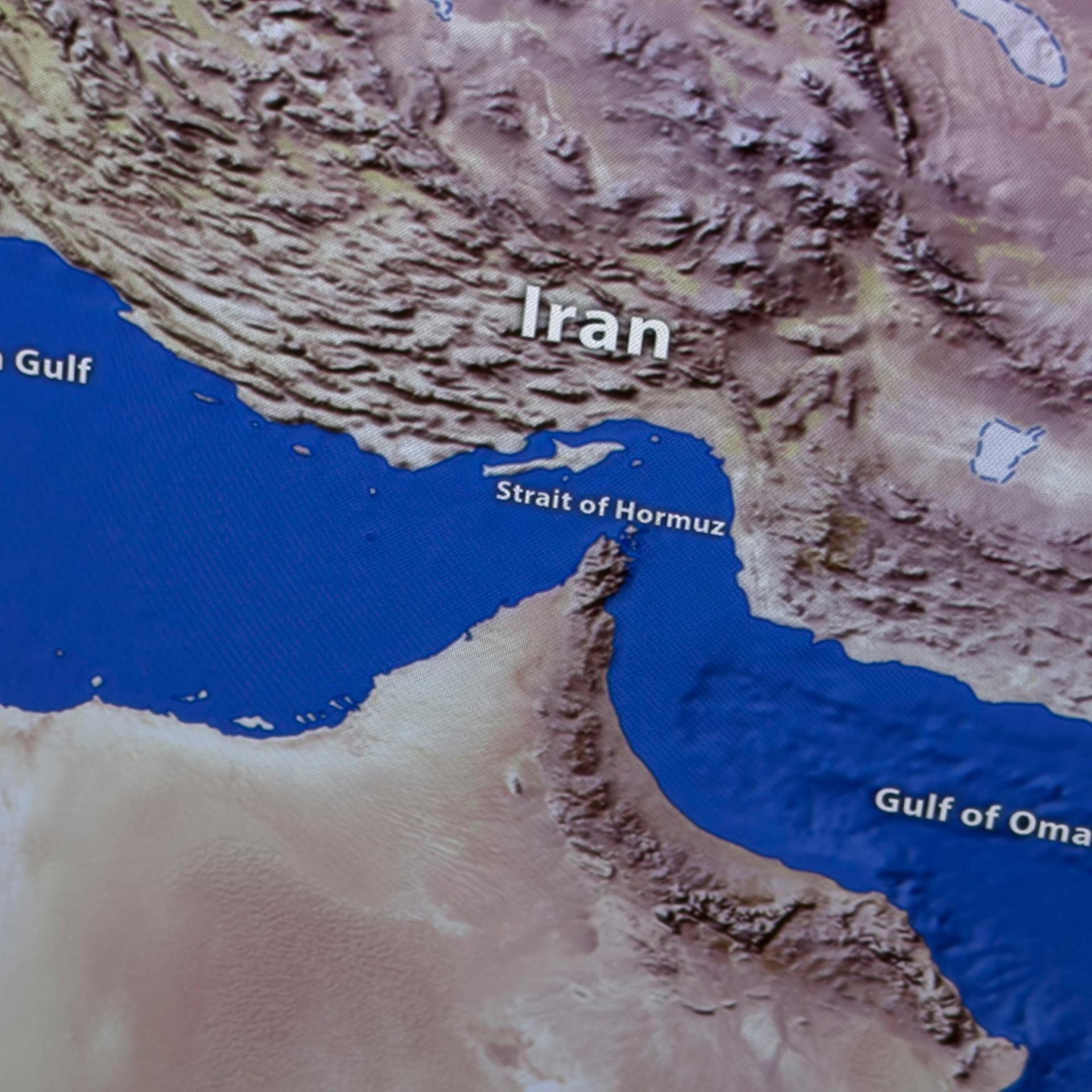 Eine Karte zeigt die Straße von Hormuz, eine Meerenge südlich des Irans