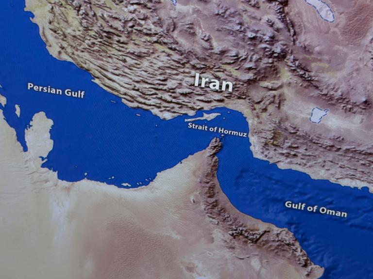 Eine Karte zeigt die Straße von Hormus, eine Meerenge südlich des Iran Eine Karte zeigt die Straße von Hormus, eine Meerenge südlich des Iran