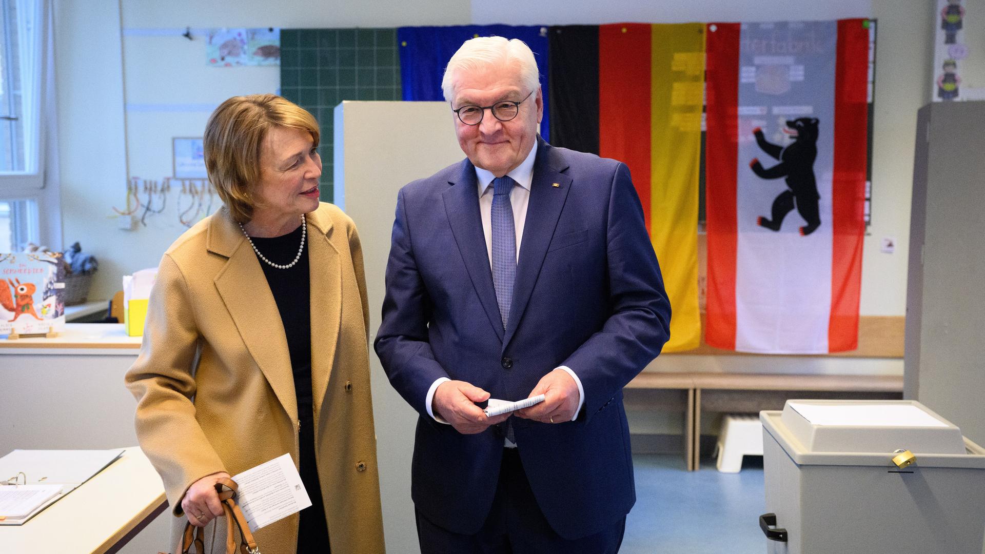 Bundespräsident Frank-Walter Steinmeier und seine Frau Elke Büdenbender geben im Wahllokal in der Erich-Kästner-Grundschule in Berlin-Dahlem ihre Stimmzettel für die Bundestagswahl ab. 