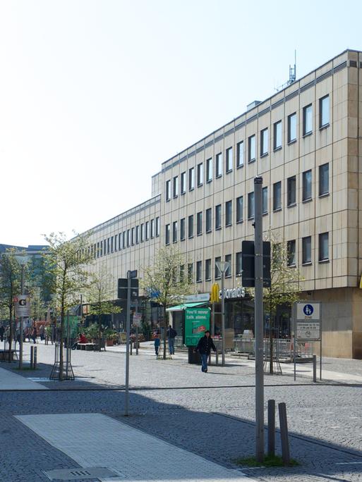 Das Kultur- und Kongresszentrum in Gera, ein beiger Bau mit vielen rechten Winkeln.