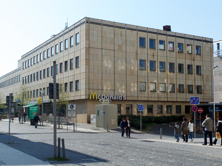 Das Kultur- und Kongresszentrum in Gera, ein beiger Bau mit vielen rechten Winkeln.