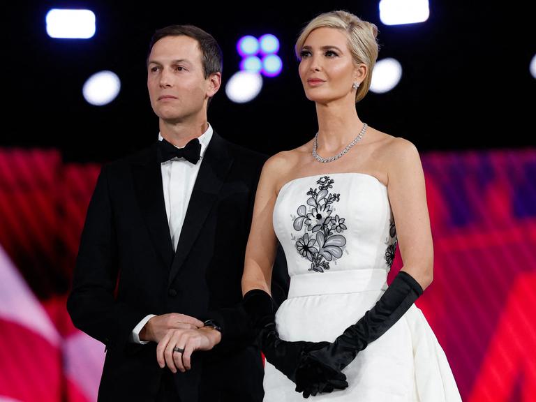 Jared Kushner und Ivanka Trump beim Liberty Inaugural Ball am 20. Januar 2025 in Washington, DC. Sie trägt ein weißes Kleid, er einen schwarzen Anzug.