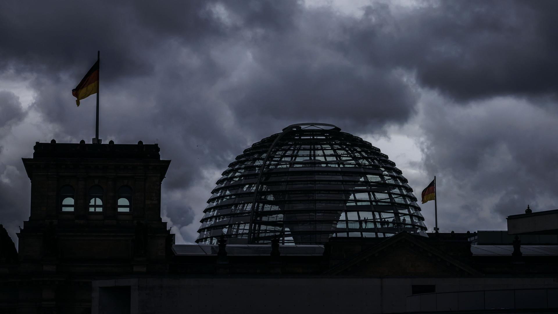 Die Kuppel des Reichstagsgebäude vor Gewitterwolken.