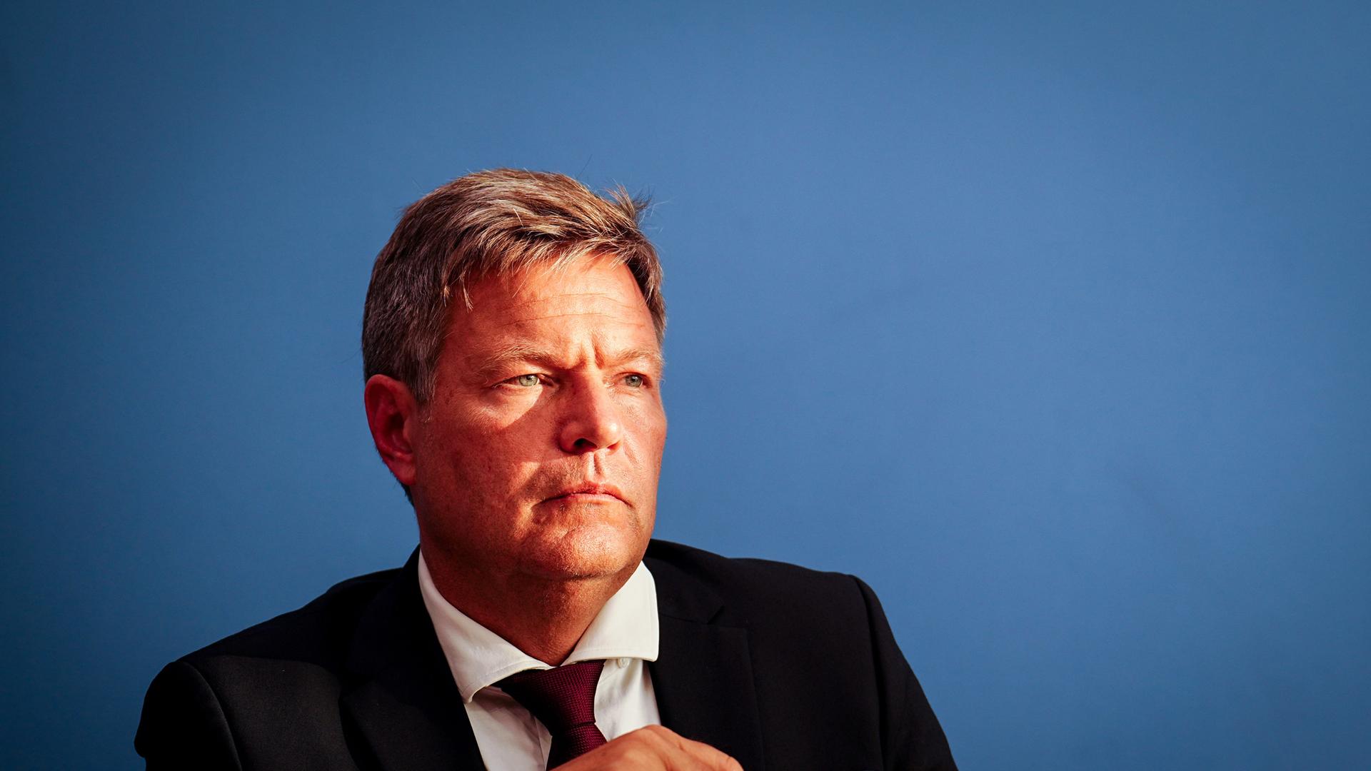 Robert Habeck (Bündnis 90/Die Grünen), Bundesminister für Wirtschaft und Klimaschutz, gibt in der Bundespressekonferenz die Ergebnisse des Stresstests zum Weiterbetrieb von Atomkraftwerken bekannt. Beim Stresstest sollten die Auswirkungen der angespannten Lage auf den Energiemärkten auf die Sicherheit der Stromversorgung untersucht werden. Auf der Grundlage soll die Entscheidung über einen möglichen Weiterbetrieb der letzten drei Atomkraftwerke in Deutschland über das Jahresende hinaus getroffen werden. Robert Habeck (Bündnis 90/Die Grünen), Bundesminister für Wirtschaft und Klimaschutz, gibt in der Bundespressekonferenz die Ergebnisse des Stresstests zum Weiterbetrieb von Atomkraftwerken bekannt. Beim Stresstest sollten die Auswirkungen der angespannten Lage auf den Energiemärkten auf die Sicherheit der Stromversorgung untersucht werden. Auf der Grundlage soll die Entscheidung über einen möglichen Weiterbetrieb der letzten drei Atomkraftwerke in Deutschland über das Jahresende hinaus getroffen werden.