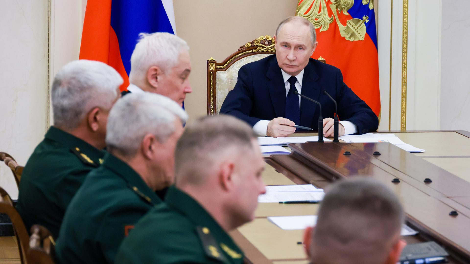 Das Bild zeigt ein Treffen des russischen Präsidenten Putin mit dem Generalstab im Kreml. Das Bild zeigt ein Treffen des russischen Präsidenten Putin mit dem Generalstab im Kreml.