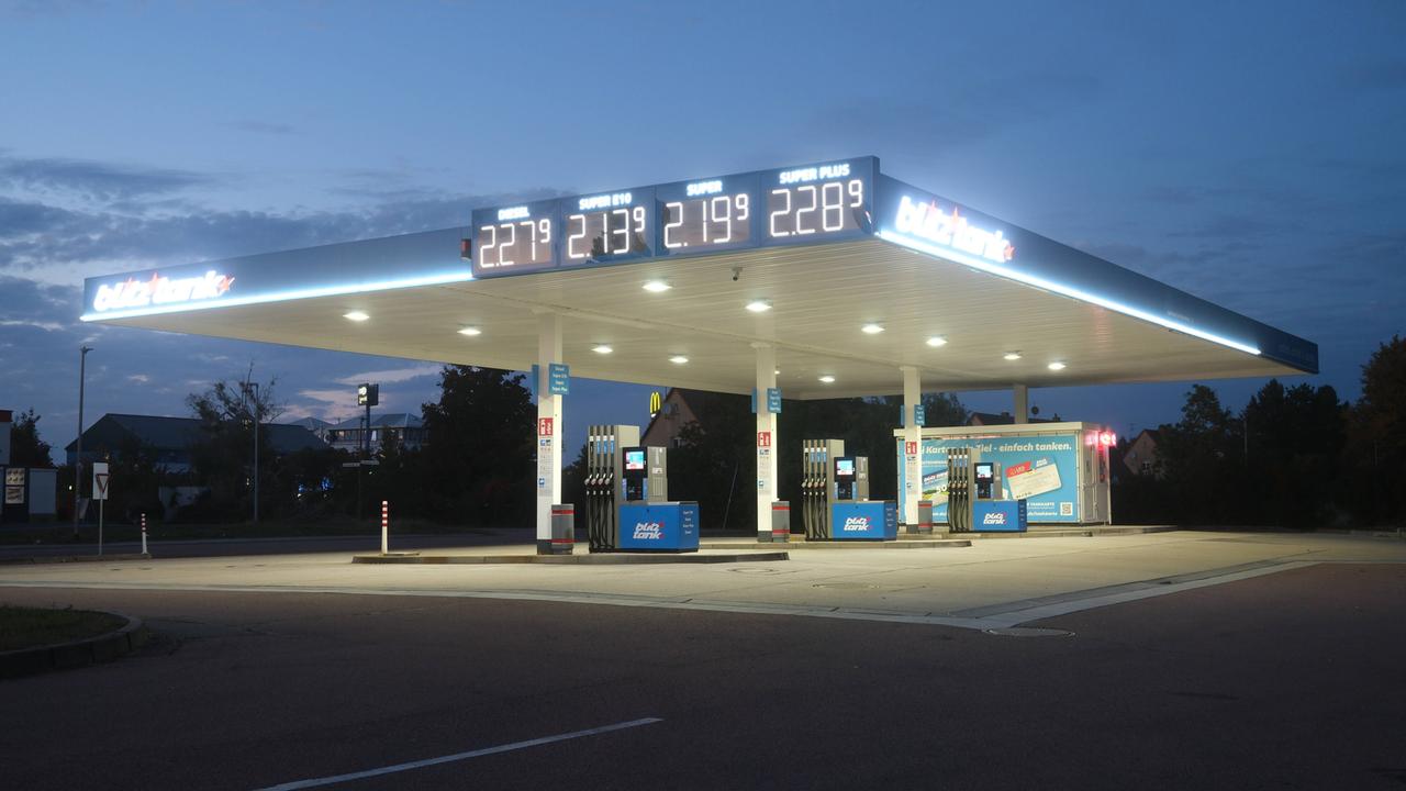 Tankstelle Blitz Tank in Dessau-Roßlau am letzten Tag vor dem Tankrabatt. Die Aufnahme entstand in der sog. blauen Stunde abends kurz nach 19:00 Uhr und damit kurz vor dem Eintreten des Tankrabatts. 
