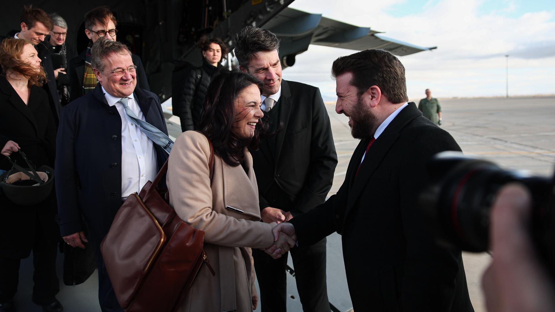 Damaskus: Annalena Baerbock (Bündnis 90/Die Grünen), Bundesaußenministerin, steigt aus einem Flugzeug der Luftwaffe und wird von Yasser al-Junin, Assistent des Außenministers für Europäische Abgelegenheiten in Damaskus begrüßt. Links hinter ihr steht Armin Laschet (CDU). 