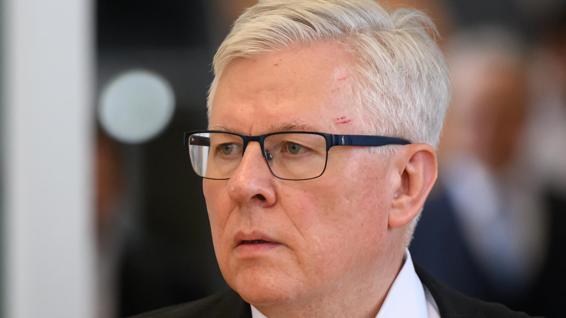 Dresden: Roland Walter Hermann Ulbrich, Landtagsabgeordneter der AfD, kommt vor Beginn der Sitzung in den Plenarsaal des Sächsischen Landtags. Dresden: Roland Walter Hermann Ulbrich, Landtagsabgeordneter der AfD, kommt vor Beginn der Sitzung in den Plenarsaal des Sächsischen Landtags.