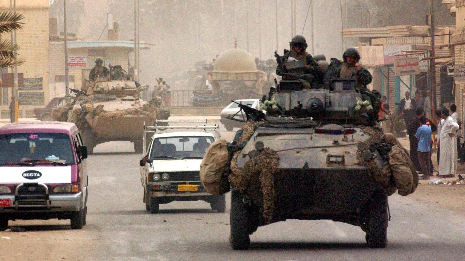 US-Marines des 3. Light Armored Reconnaissance Battalion (3. LAR) patrouillieren am 7.4.2003 durch Thamir, einem Vorort von Bagdad. 