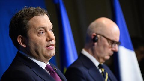 Finanzminister Lars Klingbeil und Roland Lescure, Finanz- und Wirtschaftsminister von Frankreich, äußern sich anlässlich der deutsch-französischen Klausur bei einer Pressekonferenz im Bundesfinanzministerium. 