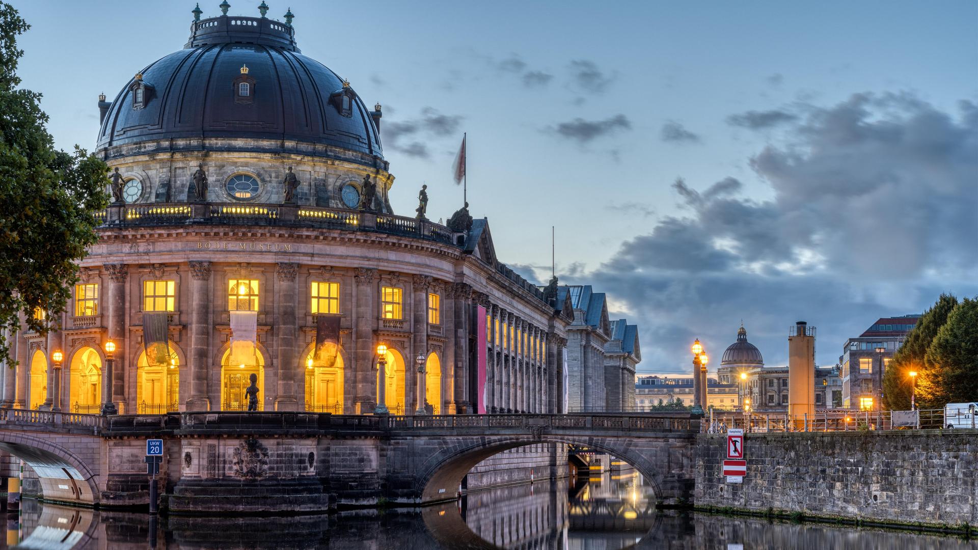 Blick auf das Bode-Museum in Berlin in der Morgendämmerung mit dem rekonstruierten Stadtschloss im Hintergrund. Foto: picture alliance