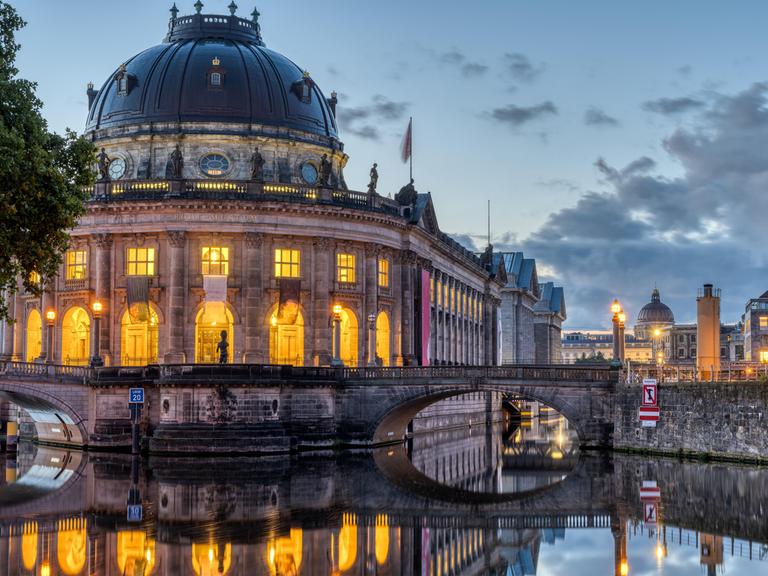 Blick auf das Bode-Museum in Berlin in der Morgendämmerung mit dem rekonstruierten Stadtschloss im Hintergrund