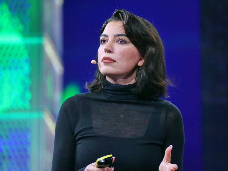 Aya Jaff, Autorin von " "Broligarchie" 