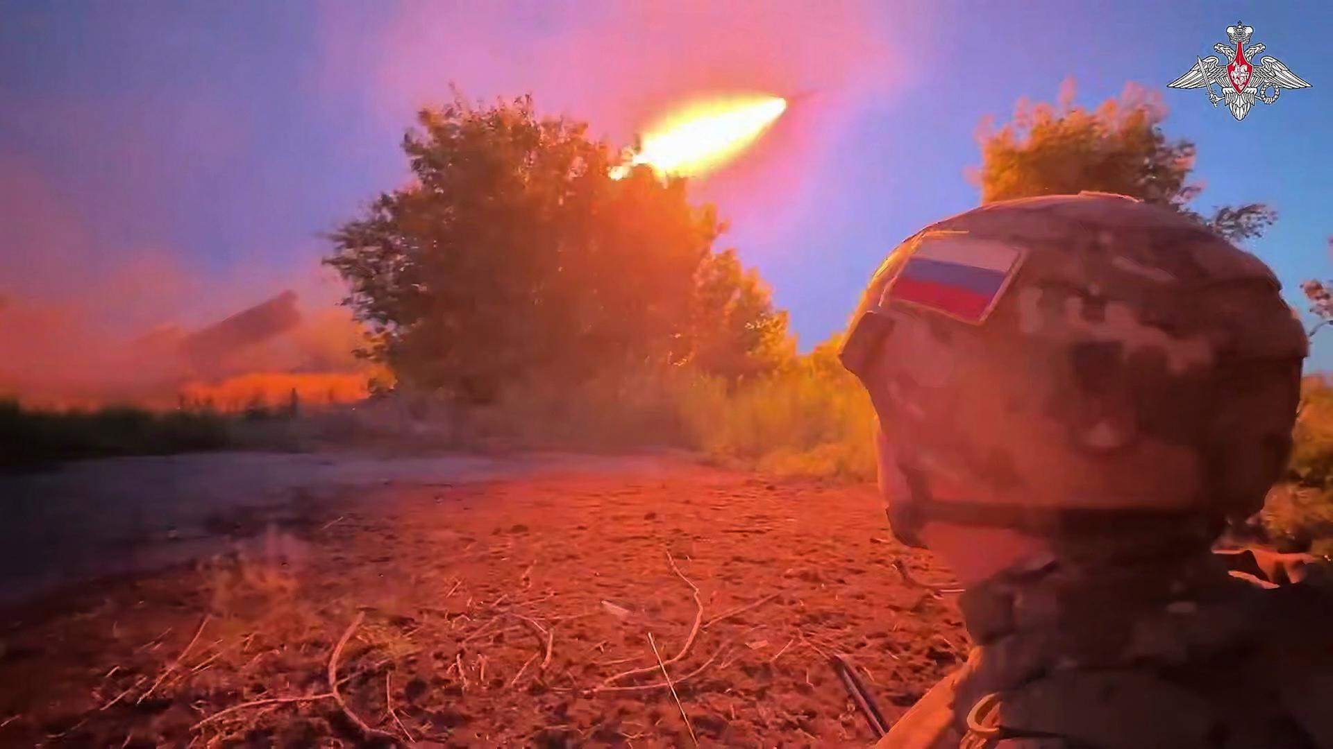 Russische Soldaten schauen einer Rakete nach, die gerade gezündet wurde und in Richtung Ukraine fliegt.
