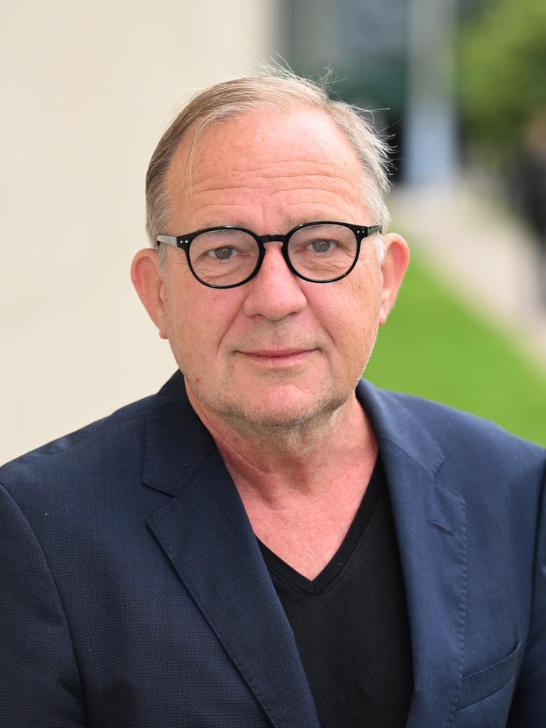 Der Schauspieler Uwe Preuss trägt eine schwarz umrandete Brille und ein dunkles Sakko und steht vor einer hellen Wand. Der Schauspieler Uwe Preuss trägt eine schwarz umrandete Brille und ein dunkles Sakko und steht vor einer hellen Wand.