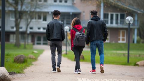 Drei jugendliche syrische Flüchtlinge in Dahlem bei Dahlenburg (Niedersachsen) auf dem Gelände des Internatsgymnasiums Marienau zum Unterricht.