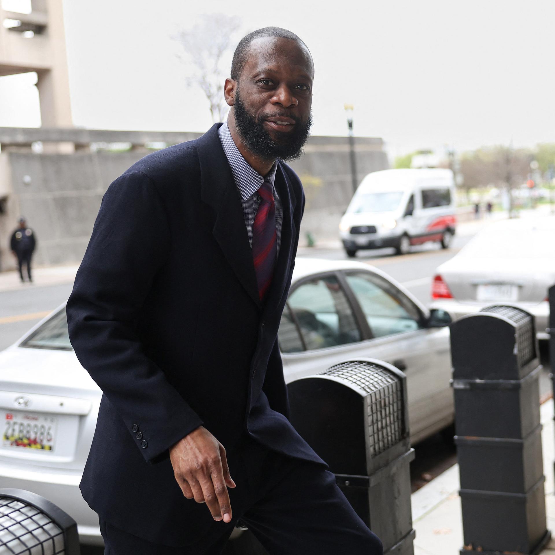 Der Rapper Pras Michel erscheint im Anzug für einen Gerichtstermin.