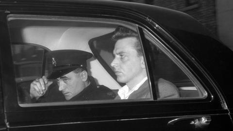Ian Brady in einem Polizeiwagen auf dem Weg zum Gericht 1965