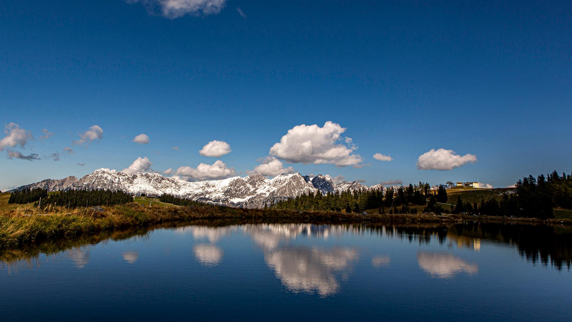 Blick auf das Kaisergebirge, welches sich im Speichersee Jochstubnsee spiegelt