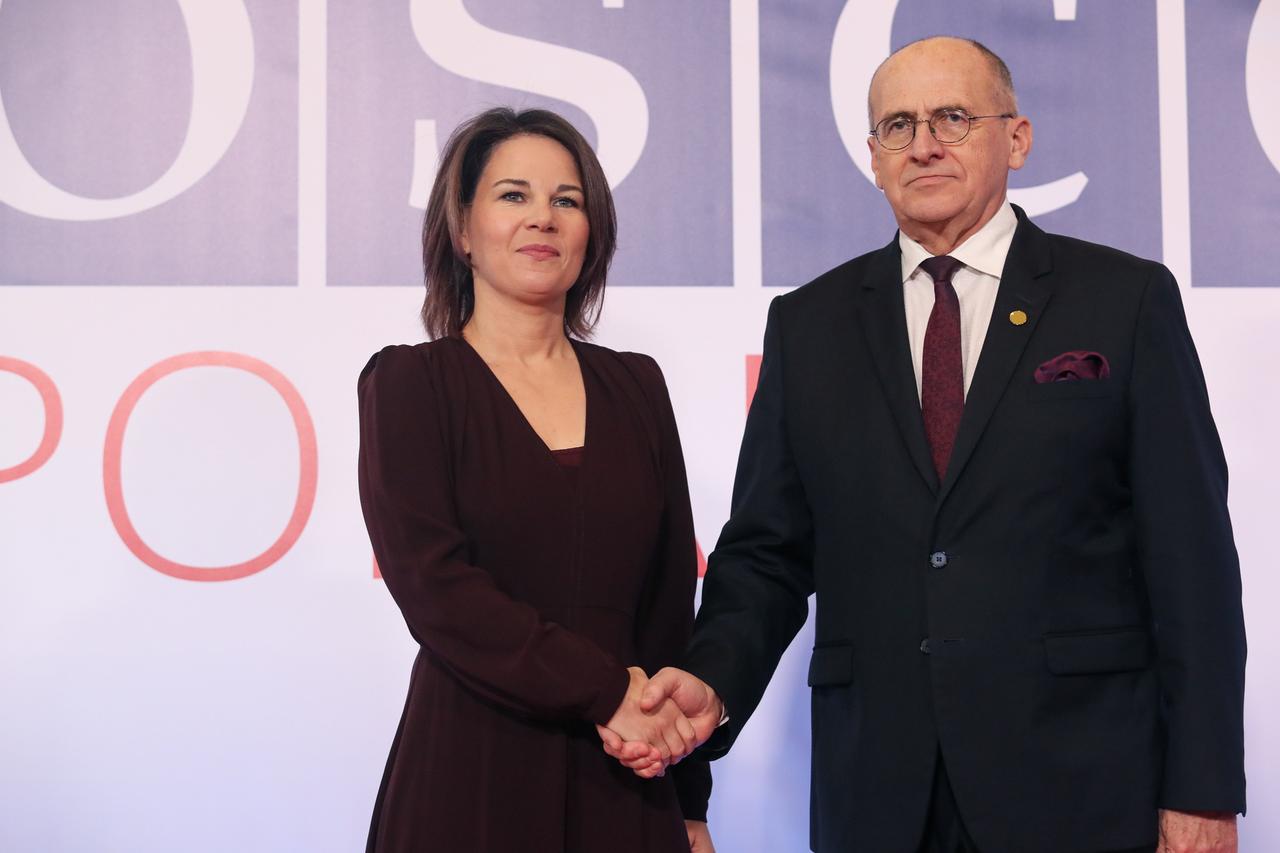 Eine Frau und ein Mann schütteln sich die Hand. Die Frau ist Annalena Baerbock, Außenministerin von Deutschland, der Mann ist Zbigniew Rau, Außenminister von Polen.