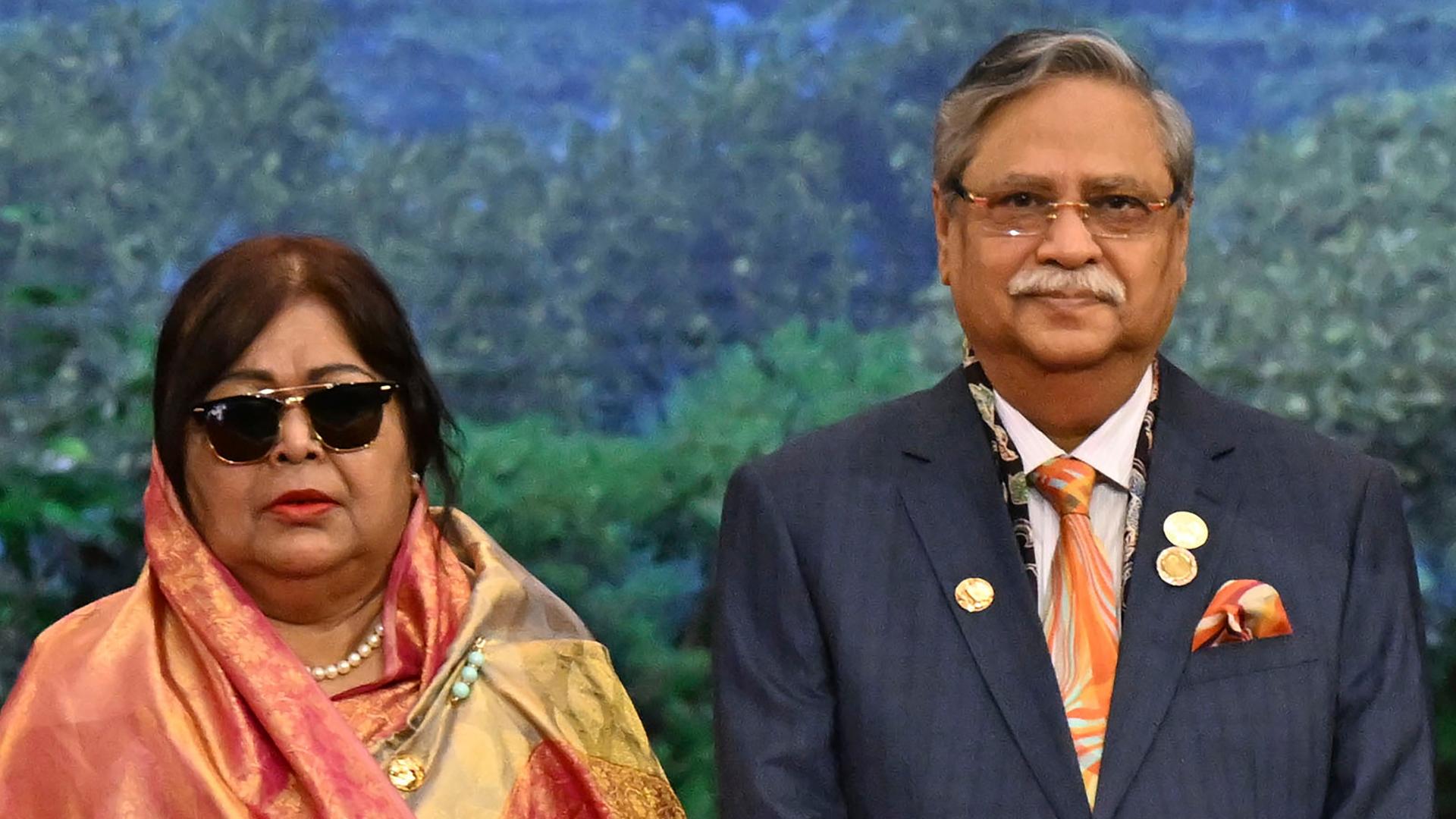 Bangladeschs Präsident Mohammed Shahabuddin steht neben seiner Ehefrau Rebecca Sultana auf dem ASEAN-Gipfel in Jakarta, Indonesien. Bangladeschs Präsident Mohammed Shahabuddin steht neben seiner Ehefrau Rebecca Sultana auf dem ASEAN-Gipfel in Jakarta, Indonesien.