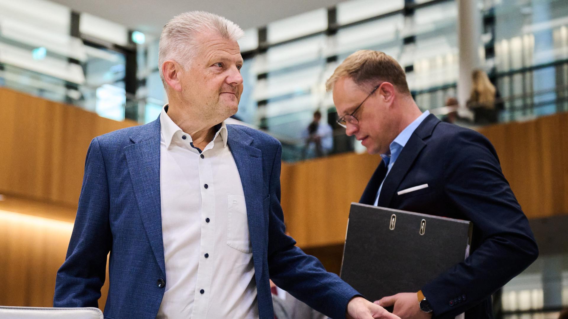 Niedersachsen, Hannover: Stefan Politze (l), Fraktionsvorsitzender der SPD im niedersächsischen Landtag, steht im Plenarsaal des Parlaments.